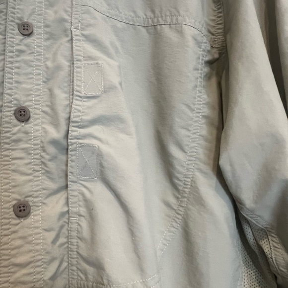 Mountain Hardwear men’s green fishing shirt. Size medium. Button up. - Picture 7 of 10